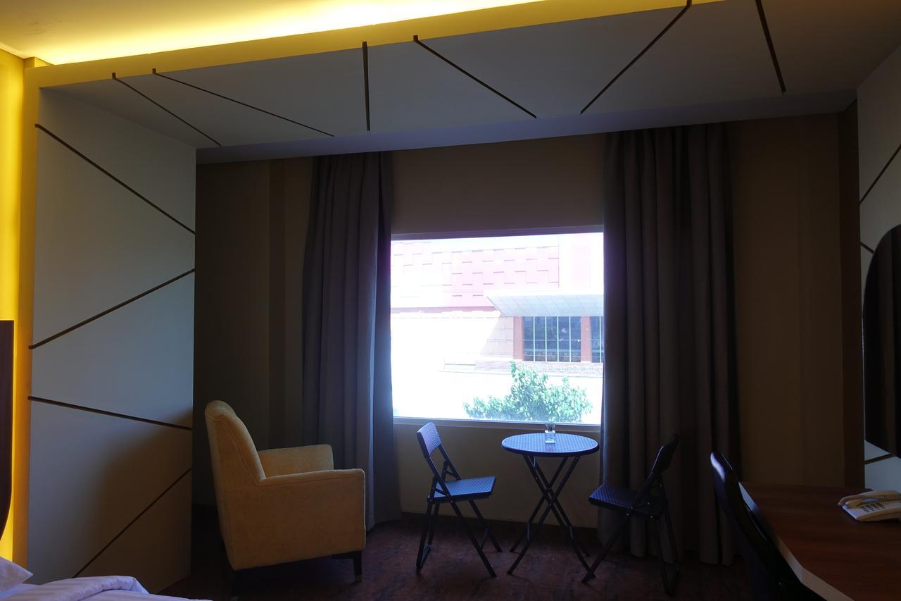 M Hotel Kupang Kupang  Luaran gambar
